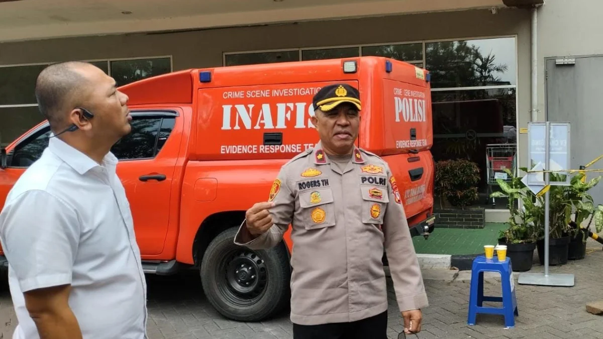 Diduga Lompat dari Lantai 27 Apartemen, Mahasiswa di Jatinangor Sumedang Ditemukan Tak Bernyawa Kapolsek Jatinangor, Kompol Rogers Thomas usai melakukan pemeriksaan di TKP temuan seorang mahasiswa tak bernyawa, Apartemen Pinewood, Kecamatan Jatinangor, Kabupaten Sumedang.