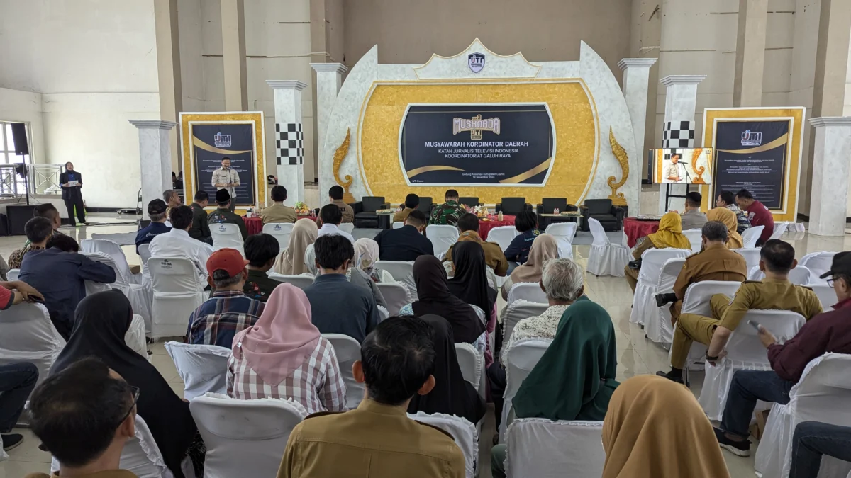 IJTI Galuh Raya Gelar Muskorda ke 3, Yosep Trisna Kembali Terpilih Jadi Ketua Kepala Kadiskominfo Kota Banjar Dede Tito Ismanto saat mmmberikan sambutan dalam acara Muskorda IJTI Galuh Raya ketiga, di Gedung Kesenian Kabupaten Ciamis, Selasa 19 November 2024. (Cecep Herdi/Jabar Ekspres)