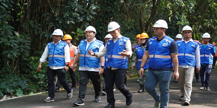 Pj Bupati Bogor Tinjau Sumber Air Ciburial, Pastikan Kualitas Air Bersih Terjaga untuk Masyarakat PJ Bupati Bogor Bachril Bakri saat meninjau sumber air Ciburial. Foto : Diskominfo
