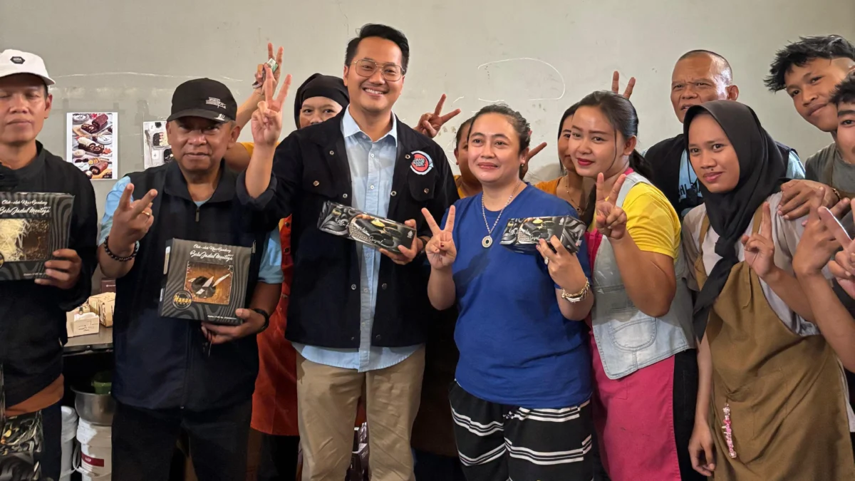 Adithia Yudhistira Paparkan Delapan Titik Intervensi untuk UMKM Cimahi Naik Kelas Calon Wakil Wali Kota Cimahi Nomor Urut 2, Adithia Yudhistira saat Bersama Pelaku UMKM di Cimahi (Mong)