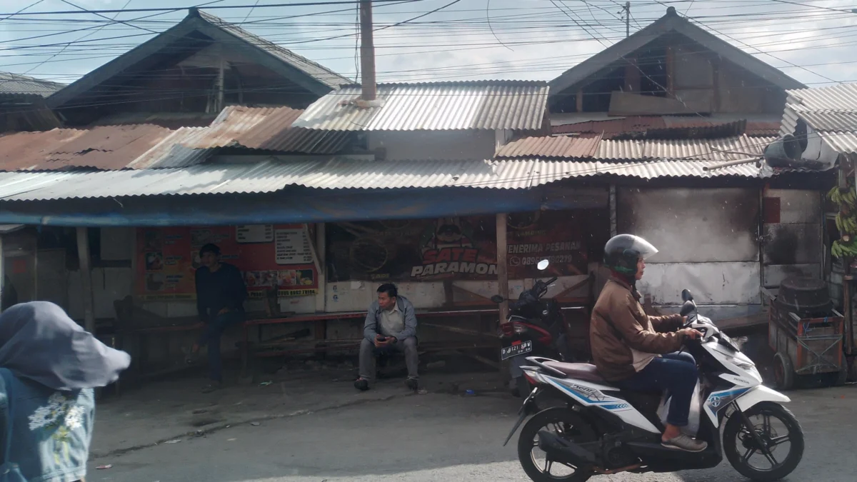 Babak Baru Wacana Revitalisasi Pasar Parakanmuncang, Pengurus IKWAPA Dilaporkan ke Polisi Ilustrasi: Kondisi kumuhnya Pasar Tradisional Parakanmuncang, di wilayah Desa Sindangpakuon, Kecamatan Cimanggung, Kabupaten Sumedang. (Yanuar/Jabar Ekspres)
