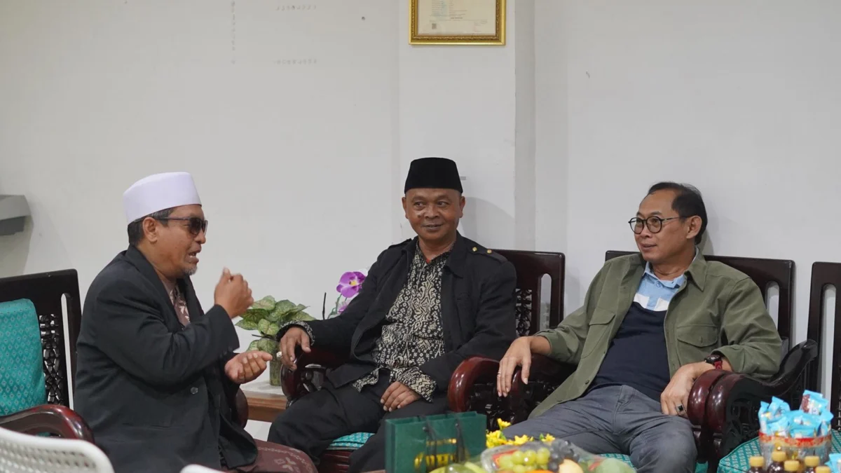 Silaturahmi ke Pesantren Insan Mandiri Cigadung, Dandan Diazani dan Didoakan Menang Cawalkot Dandan Riza Wardana saat bersilaturahmi dengan KH. Aceng Dudung (kopiah putih), Rabu (20/11)