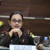 Kepala Kejaksaan Tinggi (Kejati) Jawa Barat, Katarina Endang Sarwestri SH MH saat berkunjung ke Kejaksaan Negeri Indramayu Jawa Barat, Rabu 20 November 2024. (Istimewa)