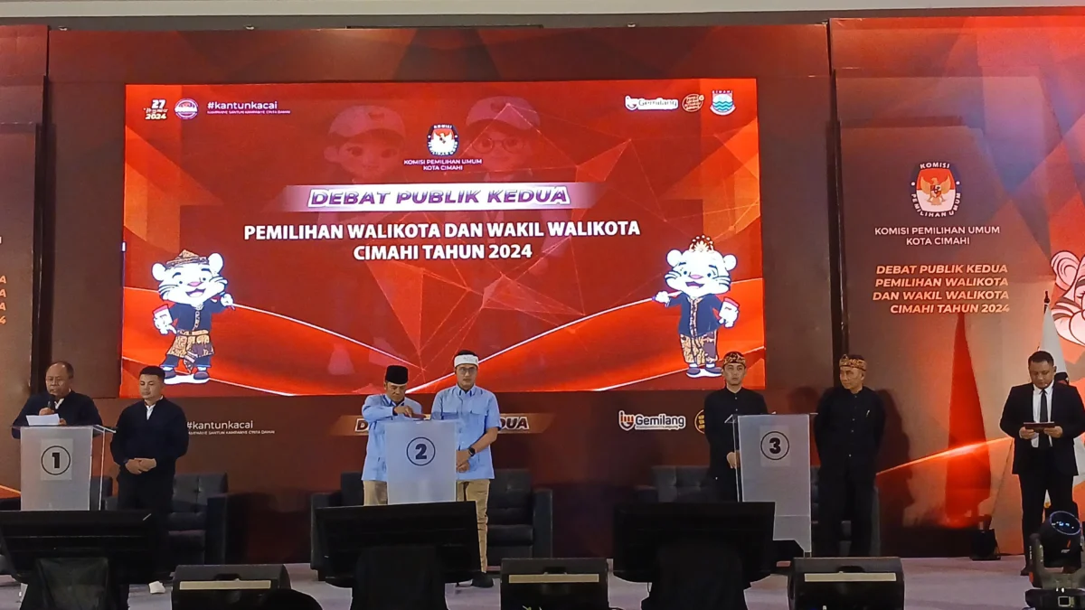 Debat Pamungkas Pilkada Cimahi: 3 Paslon Paparkan Program Unggulan, Ini Komitmennya! Debat Publik Kedua Pemilihan Calon Wali Kota dan Wakil Wali Kota Cimahi Digelar Dengan Sorak Sorai Yel-yel Pendukung (mong)