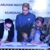 Kajati Jabar, Katarina Endang Sarwestri SH MH (kiri) menandatangani perjanjian kerjasasama dalam bidang Hukum Perdata dan Tata Usaha Negara Negara dengan PT Pelindo (persero) Regional 2 Cirebon, Rabu 20 November 2024. (Istimewa)