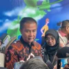 Marak Investasi Bodong, DPRD Jabar Soroti Pengawasan dan Ketegasan OJK Dok. Pj. Gubernur Jabar Bey Machmudin (Tengah) & Ketua DPRD Jabar, Buky Wibawa (kiri). Kamis, (21/11). Foto. Sandi Nugraha