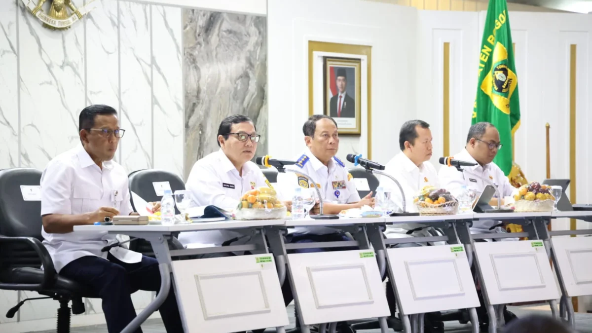 Pj. Bupati Bogor, Bachril Bakri bersama Wakil Menteri Perhubungan RI, Suntana gelar rapat koordinasi dalam rangka penanganan kemacetan di kawasan Puncak