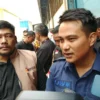 Ketua Bawaslu Kota Bandung Dimas A Iskandar (kiri) saat ditemui, Kamis (21/11).