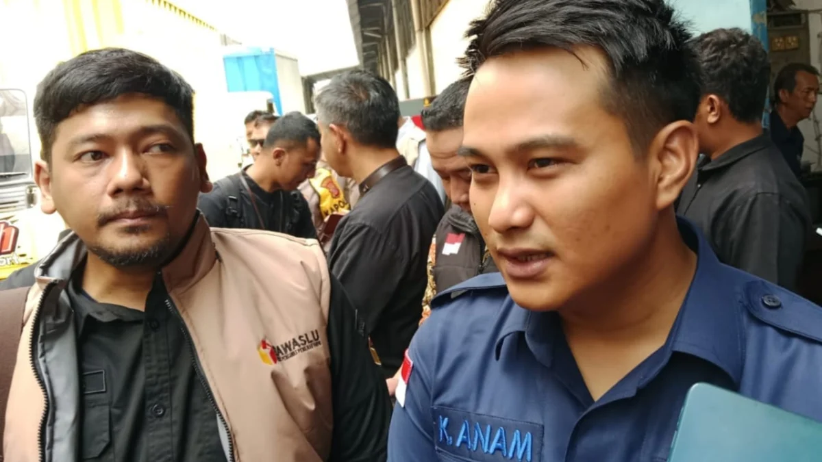 Bawaslu Terima Nota Keberatan dari Paslon 03 Terkait Dugaan Provokasi di Debat Publik Ketua Bawaslu Kota Bandung Dimas A Iskandar (kiri) saat ditemui, Kamis (21/11).