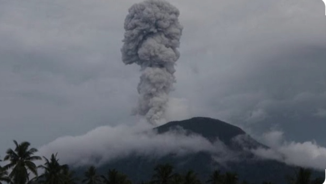 Gunung Ibu di Halmahera Barat Erupsi Keluarkan Lava Pijar Setinggi 100 Meter Gunung Ibu di Halmahera Barat erupsi keluarkan lava pijar dan sinar api setinggi 100 meter di atas puncak