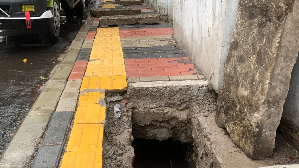 Pengerjaan proyek trotoar masih tidak ramah disabilitas. Tampak di sejumlah jalan Ahmad Yani, Kota Bandung, kondisi trotoar membahayakan pejalan kaki. (Nizar/Jabar Ekspres)