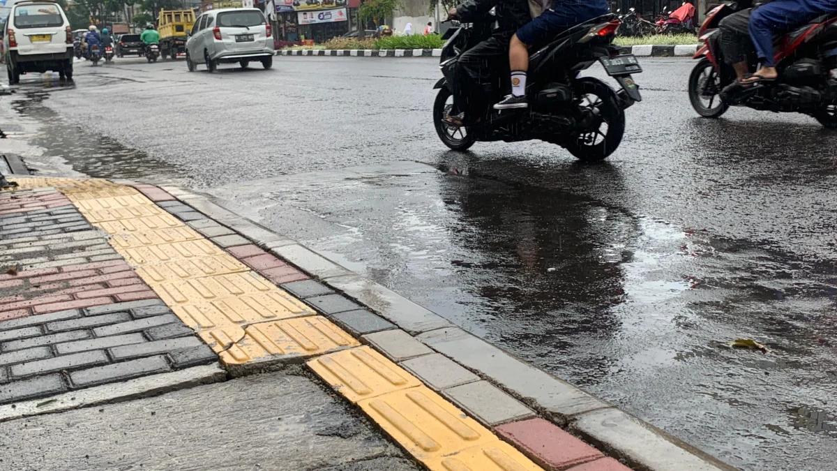 Kondisi trotoar membahayakan pejalan kaki. (Nizar/Jabar Ekspres)