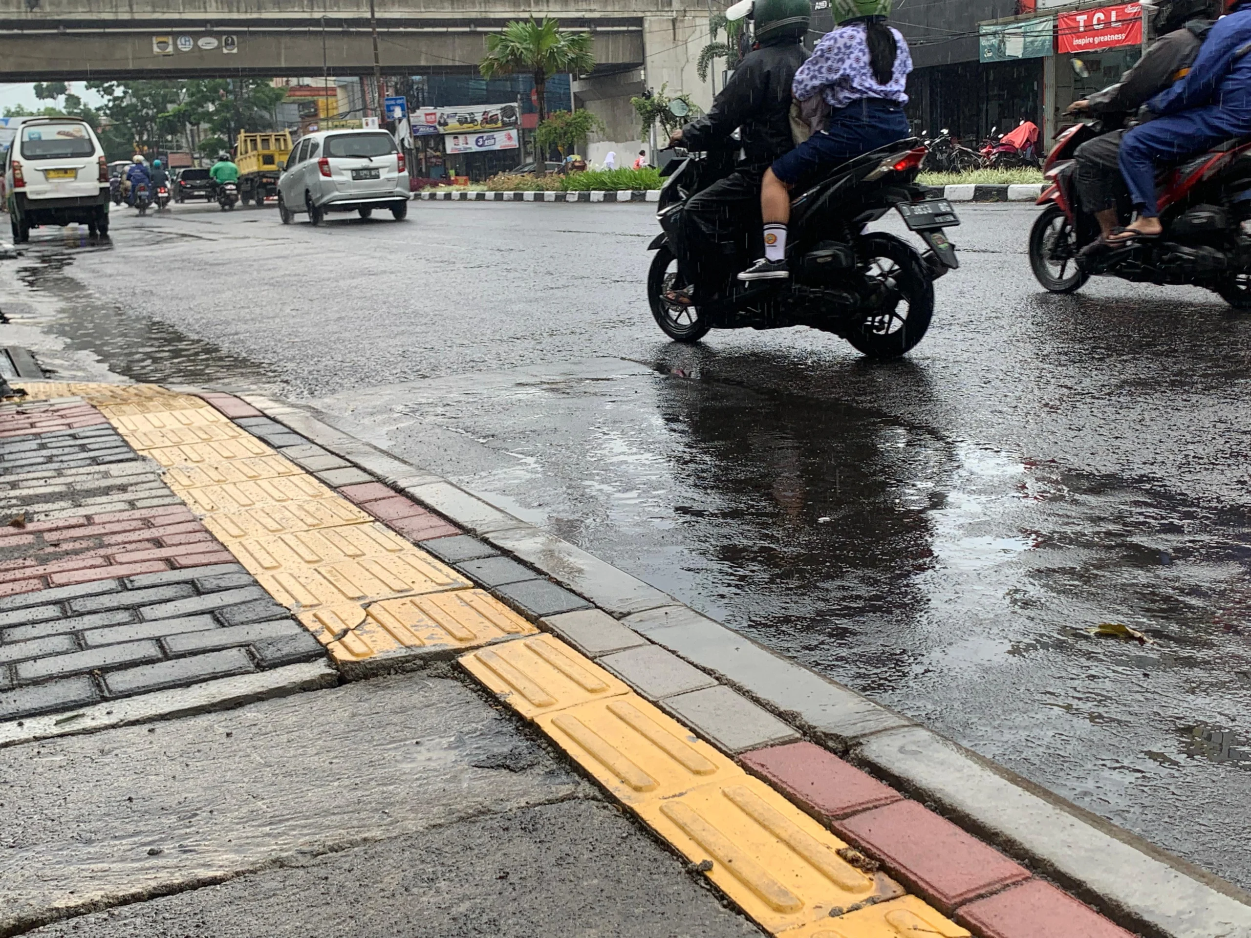 Trotoar di Kota Bandung Belum Ramah Disabilitas, Aktivis Bilang Begini Kondisi trotoar membahayakan pejalan kaki. (Nizar/Jabar Ekspres)