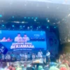 Paslon Bupati dan Wakil Bupati Bandung Barat nomor urut 2, Jeje Ritchie Ismail dan Asep Ismail saat menyapa warga Cikalongwetan dalam agenda Kampanye Akbar. Jumat (22/11). Dok Jabar Ekspres