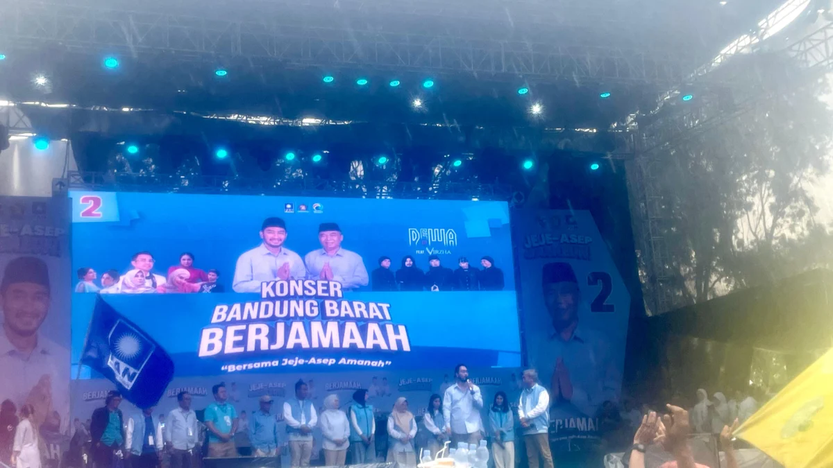 Paslon Bupati dan Wakil Bupati Bandung Barat nomor urut 2, Jeje Ritchie Ismail dan Asep Ismail saat menyapa warga Cikalongwetan dalam agenda Kampanye Akbar. Jumat (22/11). Dok Jabar Ekspres