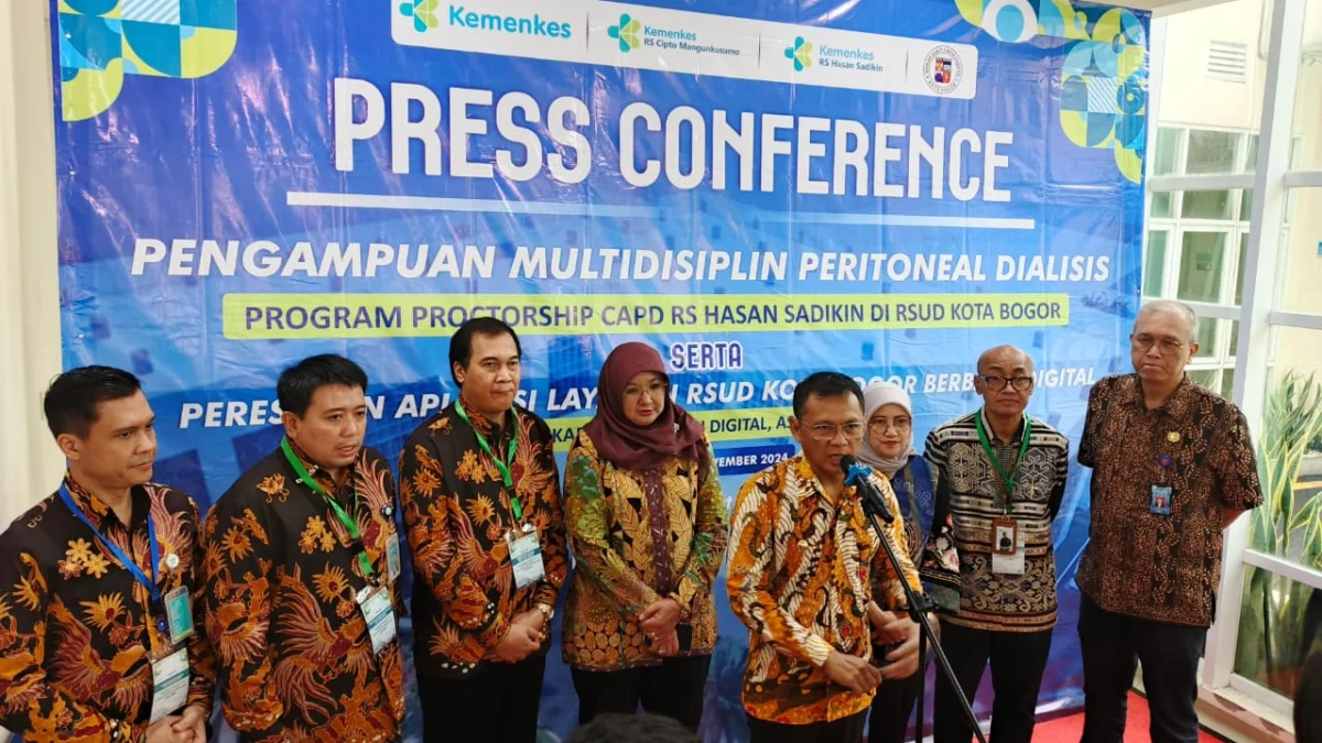 Pj Wali Kota Bogor, Hery Antasari bersama Direktur Direktorat P2TM Kementerian Kesehatan RI Dr. Nadia Tarmizi, Direktur RSUD dan Dirut RSUP beserta jajaran saat Konferensi Pers di RSUD Kota Bogor, Jumat (22/11). (Yudha Prananda / Jabar Ekspres)