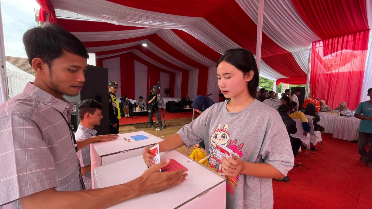 Pastikan Petugas KPPS Sehat, Dinkes Jabar Siagakan Seluruh Puskesmas dan Rumah Sakit selama 24 Jam saat Pilkada Serentak Ist. Petugas KPPS saat melaksanakan simulasi pemungutan suara. Dok. Jabar Ekspres