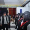 Jelang Pencoblosan, Bawaslu Cimahi Perketat Pengawasan di Masa Tenang Pj Wali Kota Cimahi, Dicky Saromi bersama Ketua Bawaslu Cimahi, Fathir Rizkia Latif saat Memberikan Pembekalan pada Anggota TPS Jelang Hari Pemungutan Suara (Mong)