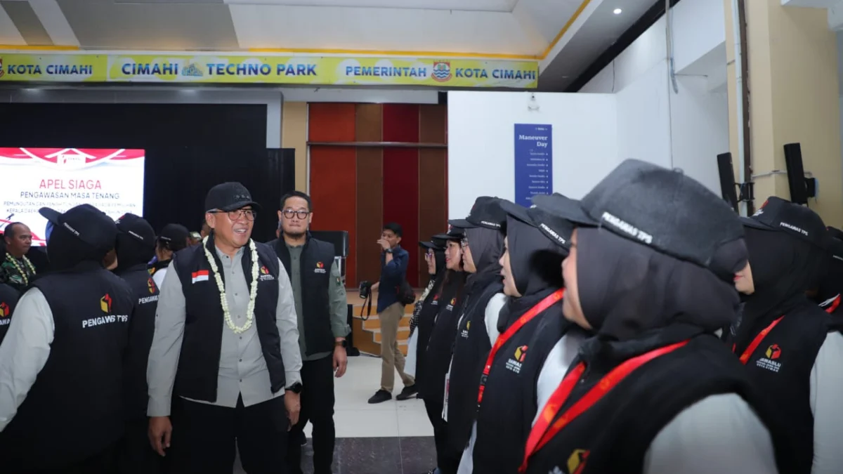 Jelang Pencoblosan, Bawaslu Cimahi Perketat Pengawasan di Masa Tenang Pj Wali Kota Cimahi, Dicky Saromi bersama Ketua Bawaslu Cimahi, Fathir Rizkia Latif saat Memberikan Pembekalan pada Anggota TPS Jelang Hari Pemungutan Suara (Mong)