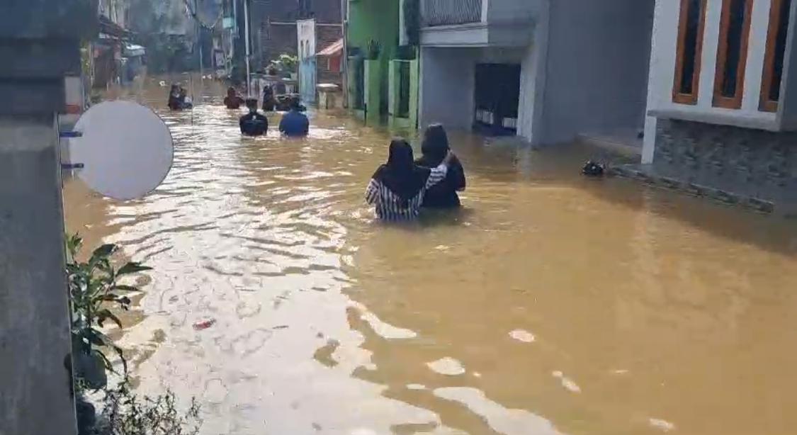 Banjir di Dayeuhkolot, Bupati Bandung Desak Pembangunan Polder Dipercepat Banjir yang melanda Kampung Bojong Asih, Dayeuhkolot, Kabupaten Bandung, dengan ketinggian air mencapai 80 hingga 100 meter. Foto Istimewa