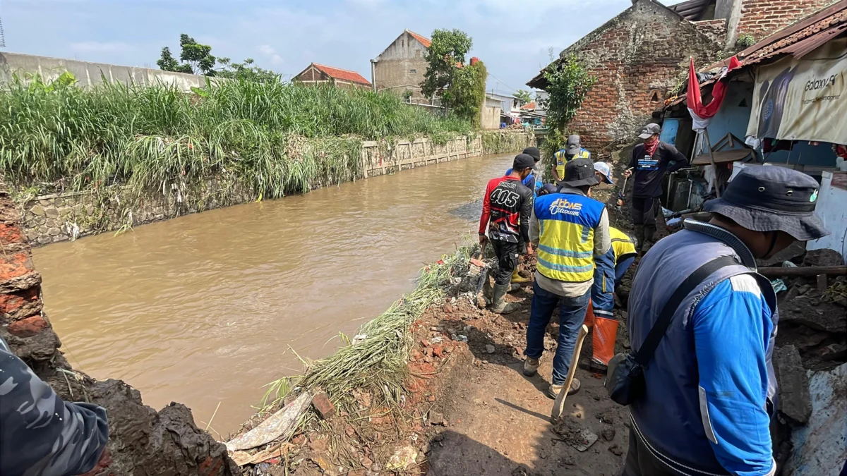 Tanggul Sungai Cigede Kembali Jebol, 337 KK di Kampung Lamajang Dayeuhkolot Terdampak Banjir Tanggul Sungai Cigede Kembali Jebol, 337 KK di Kampung Lamajang Dayeuhkolot Terdampak Banjir. Foto Agi