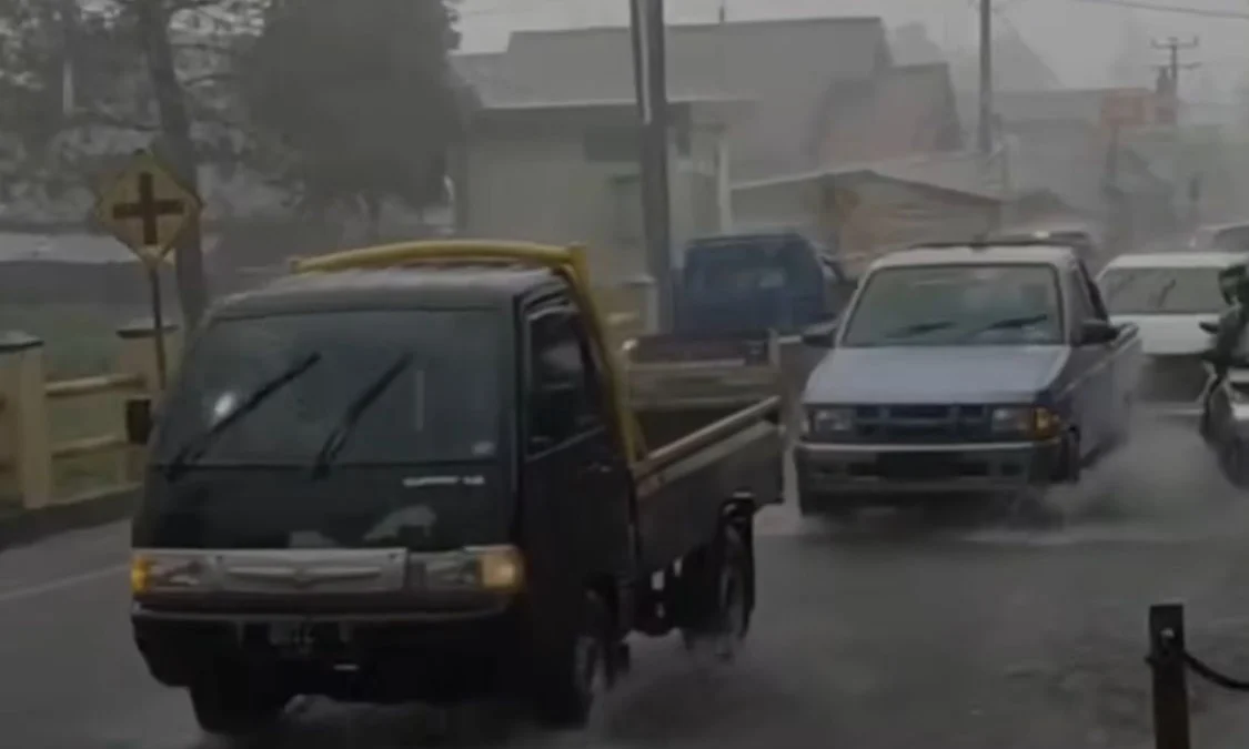Buruknya Sistem Drainase Jadi Penyebab Puluhan Rumah di Lembang Terendam Banjir Sistem drainase yang buruk dan serapan air yang tidak optimal menjadi penyebab banjir di wilayah Cikole, Kecamatan Lembang, Bandung Barat. Dok warga