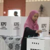 Cegah Money Politik Modus Foto Surat Suara, Bawaslu Larang Pemilih Gunakan HP di Bilik Suara Simulasi pemungutan suara beberapa waktu lalu yang digelar KPU Kota Bandung.