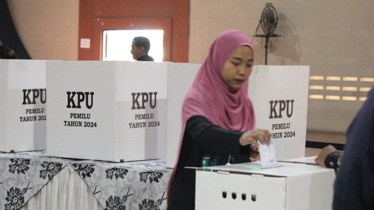 Cegah Money Politik Modus Foto Surat Suara, Bawaslu Larang Pemilih Gunakan HP di Bilik Suara Simulasi pemungutan suara beberapa waktu lalu yang digelar KPU Kota Bandung.
