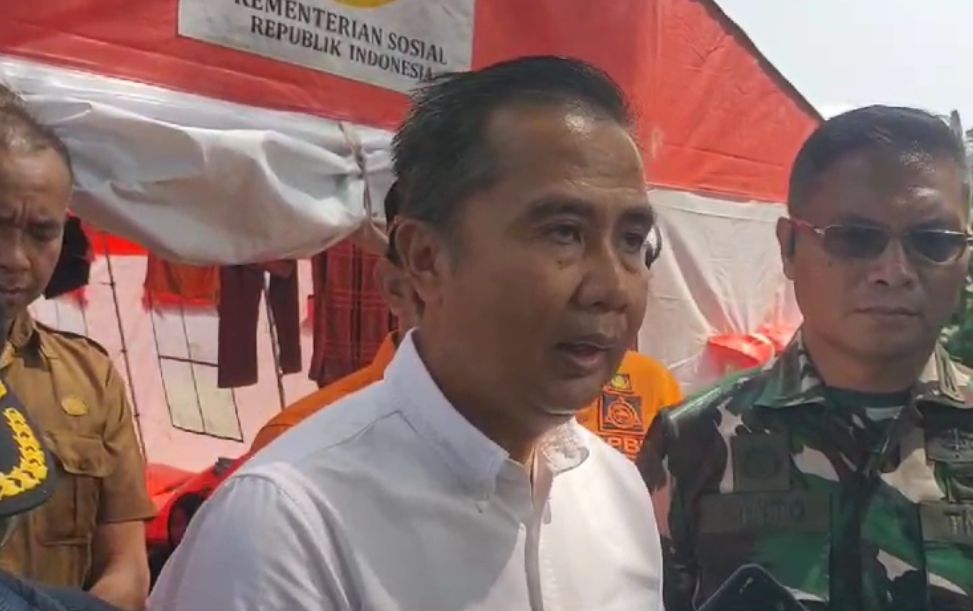 Pj Gubernur Jawa Barat, Bey Machmudin saat meninjau lokasi banjir di Kecamatan Dayeuhkolot dan Bojongsoang, Senin (25/11). Foto Agi