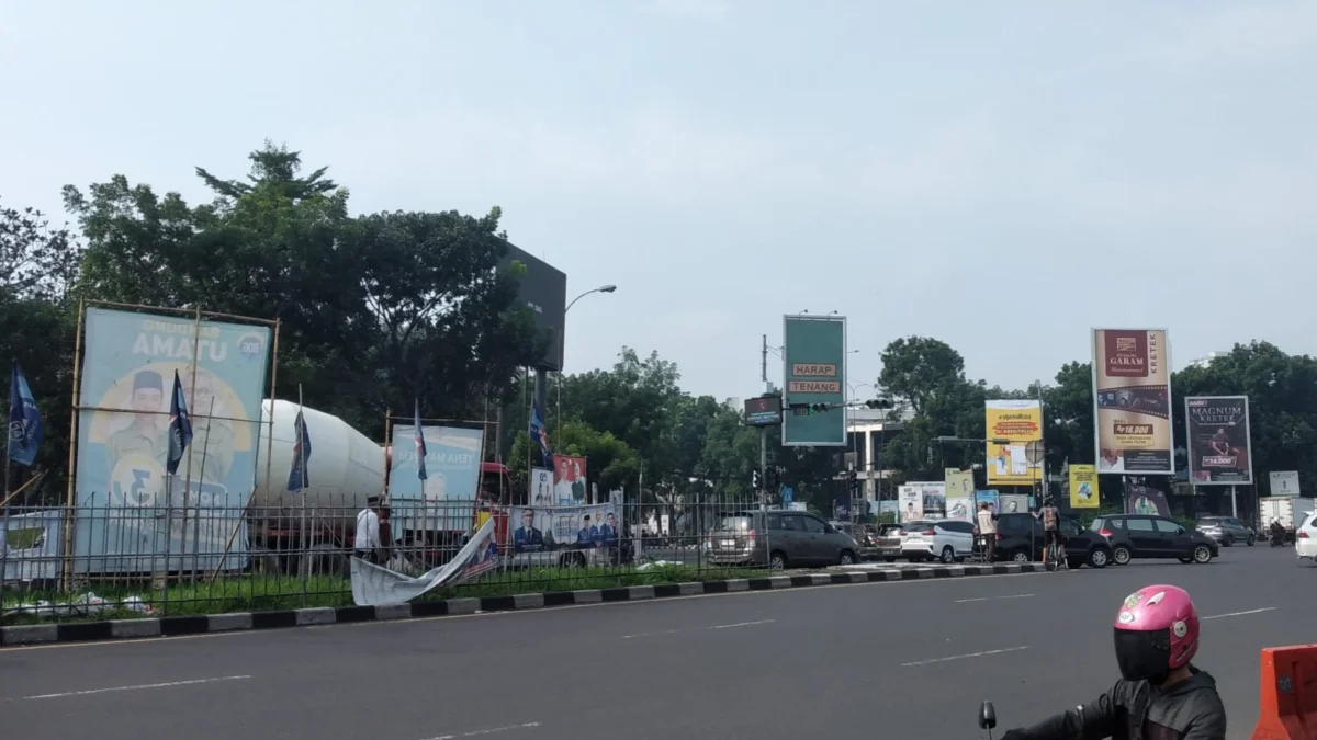 APK Masih Marak di Hari Tenang, Bawaslu: Kewenangan KPU Sejumlah APK yang masih terpajang di kawasan Jalan Soekarno Hatta dekat Kantor KPU Kota Bandung di Hari Tenang.