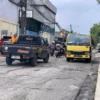 Imbas jalan rusak, kerap terjadi kemacetan di wilayah Cingised, Cisaranten Endah (Sadam Husen / Jabar Ekspres)