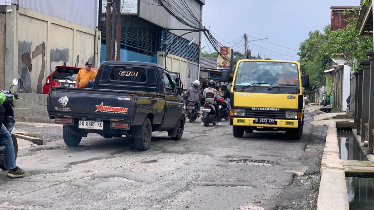 Soal Jalan Rusak di Wilayah Cingised, Pemkot Memilih Bungkam Imbas jalan rusak, kerap terjadi kemacetan di wilayah Cingised, Cisaranten Endah (Sadam Husen / Jabar Ekspres)