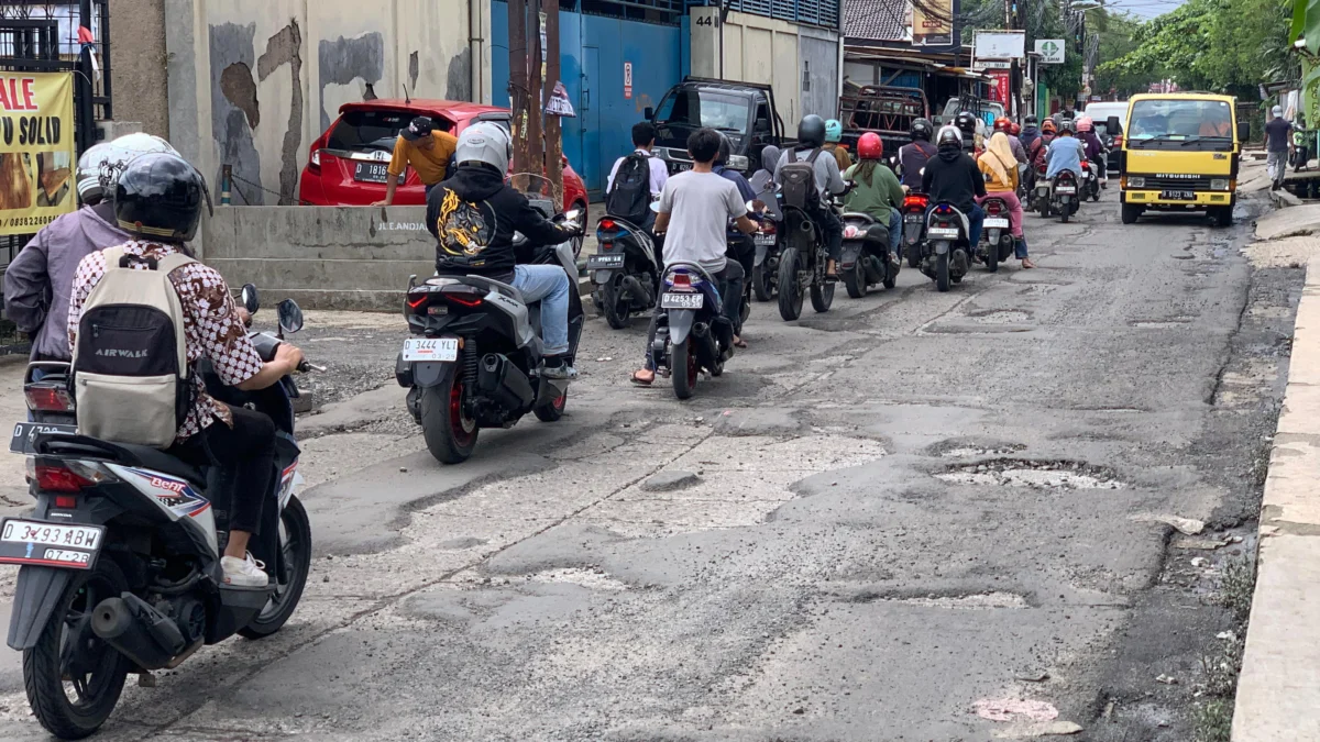 Kondisi jalan di wilayah Cingised, Cisaranten Endah, Kota Bandung (Sadam Husen / JE)