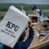 Pendistribusian logistik Pilkada KBB ke Kampung Cijuhung kembali pakai perahu. Dok Jabar Ekspres