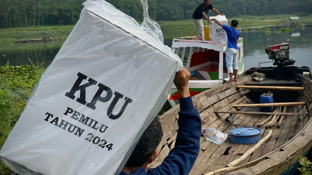 Pendistribusian logistik Pilkada KBB ke Kampung Cijuhung kembali pakai perahu. Dok Jabar Ekspres