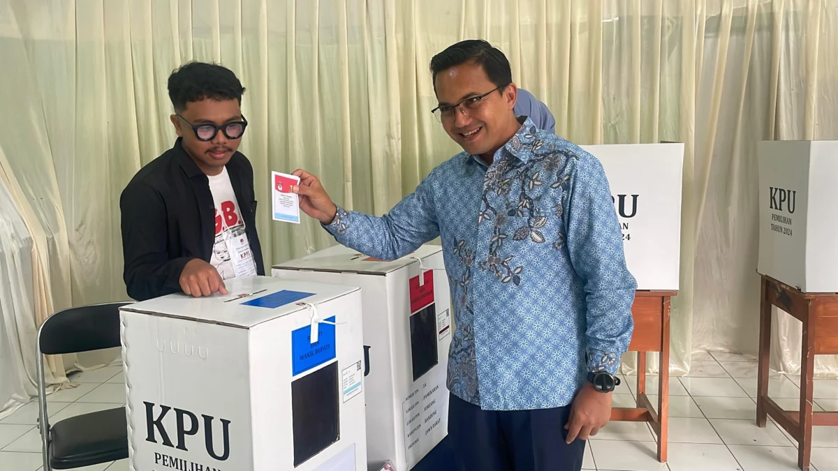 Usai Pencoblosan di TPS 14 Pamekaran, Sahrul Gunawan Ajak Masyarakat Bangun Kabupaten Bandung Lebih Baik Calon Bupati Nomor Urut 1 Sahrul Gunawan saat melaksanakan pencoblosan di TPS 14, Desa Pamekaran, Kecamatan Soreang, Kabupaten Bandung. Foto Agi