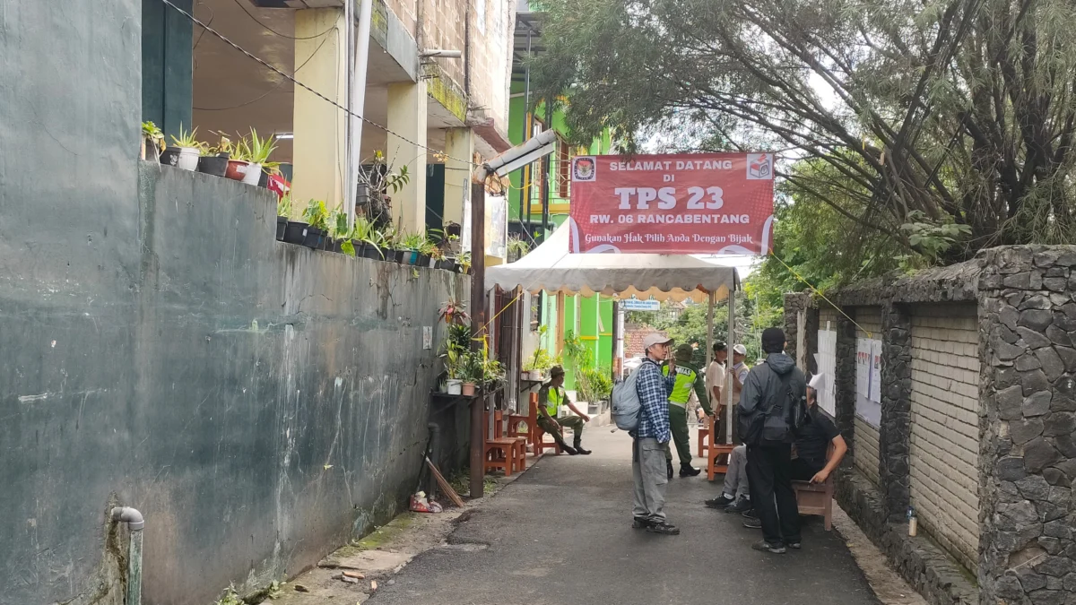 Ridwan Kamil dan Keluarga Nyoblos di TPS 23 Rancabentang Bandung Dok. Situasi terkini TPS 23 RW 06 Rancabentang, yang menjadi tempat pencoblosan Ridwan Kamil dan keluarga. Rabu (27/11). Foto. Sandi Nugraha