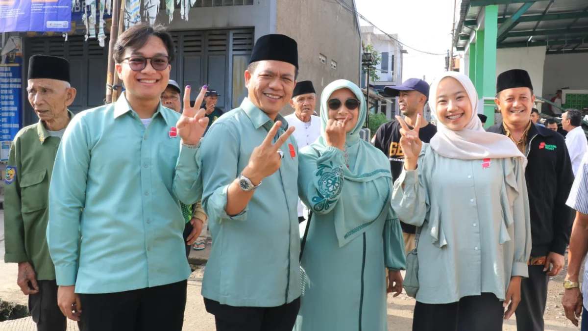 Incumbent Optimis Dua Periode, Kang DS Mengaku Tenang Dalam Kontestasi Pilkada 2024 Calon Bupati Bandung Nomor Urut 2, Dadang Supriatna saat foto bersama keluarganya usai gunakan hak pilihnya di lokasi TPS wilayah Desa Tegalluar, Kecamatan Bojongsoang, Kabupaten Bandung. (Jabar Ekspres)