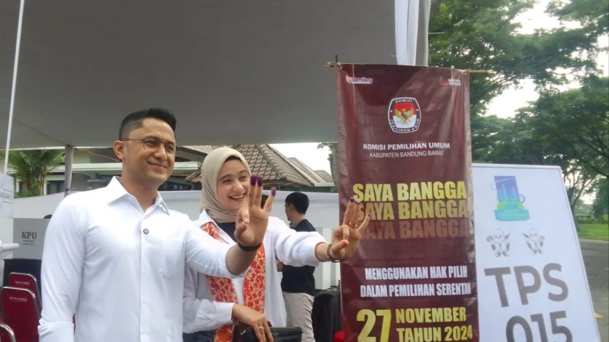Nyoblos di TPS 15 Cipendeuy, Hengky Kurniawan Yakin Menang Hengky Kurniawan ditemani istrinya Sonya Fatmala saat menyalurkan hak pilihnya di TPS 15.. Rabu (27/11). Dok Jabar Ekspres