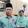 Dadang Supriatna Percaya Diri Menangkan Pilkada 2024, Prediksi Perolehan Suara 72 Persen Calon Bupati Bandung Nomor Urut 2, Dadang Supriatna (kanan) bersama sang istri, Emma Dety (kiri) terlihat kompak mengenakan pakaian berwarna hijau, saat di lokasi TPS wilayah Desa Tegalluar, Kecamatan Bojongsoang, Kabupaten Bandung. (Jabar Ekspres)
