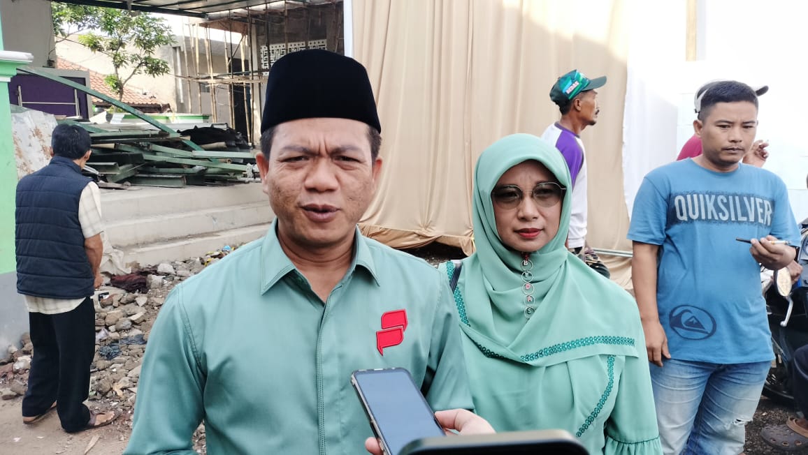 Dadang Supriatna Percaya Diri Menangkan Pilkada 2024, Prediksi Perolehan Suara 72 Persen Calon Bupati Bandung Nomor Urut 2, Dadang Supriatna (kanan) bersama sang istri, Emma Dety (kiri) terlihat kompak mengenakan pakaian berwarna hijau, saat di lokasi TPS wilayah Desa Tegalluar, Kecamatan Bojongsoang, Kabupaten Bandung. (Jabar Ekspres)