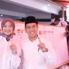 Sendi Fardiansyah Tunaikan Hak Pilihnya, Doakan Kota Bogor Dapat Pemimpin Terbaik Calon Wali Kota Bogor, Sendi Fardiansyah bersama istri Chalida Zulfia usai menunaikan hak pilihannya di Pilkada 2024. (Yudha Prananda / Jabar Ekspres)