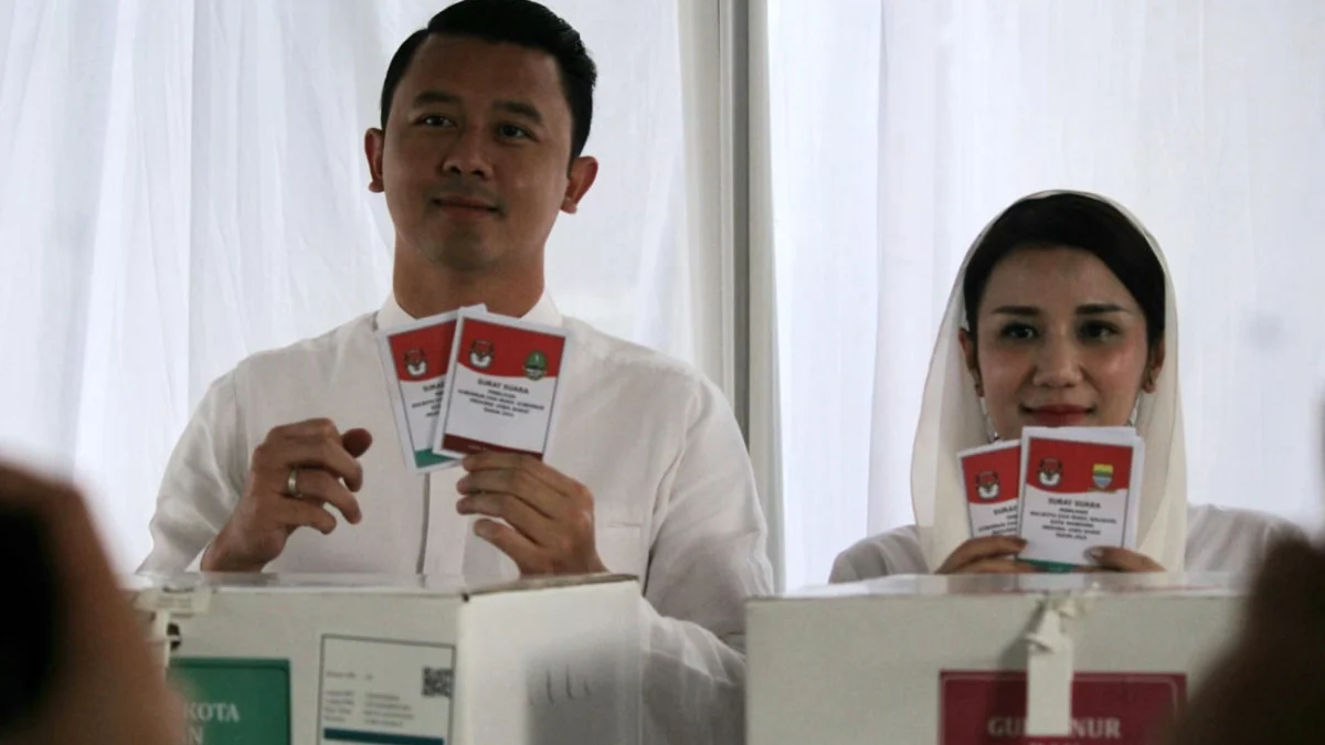Masuk DPTb, Dhani Wirianata Nyoblos di Ujung Berung Indah Calon Wakil Wali Kota R. Dhani Wirianata saat nyoblos di Ujung Berung Indah, Rabu (27/11).