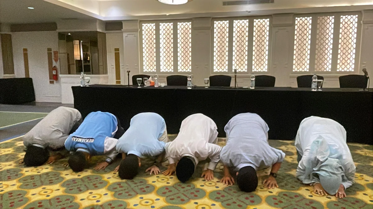 Jeje-Asep Sujud Syukur, Unggul Sementara di Versi Hitung Cepat Tim Internal Pilkada Bandung Barat Paslon Bupati dan Wakil Bupati Bandung Barat nomor urut 2, Jeje-Asep didampingi tim pemenangan saat ditemui di El Hotel Kota Bandung. Rabu (27/11). Dok Jabar Ekspres