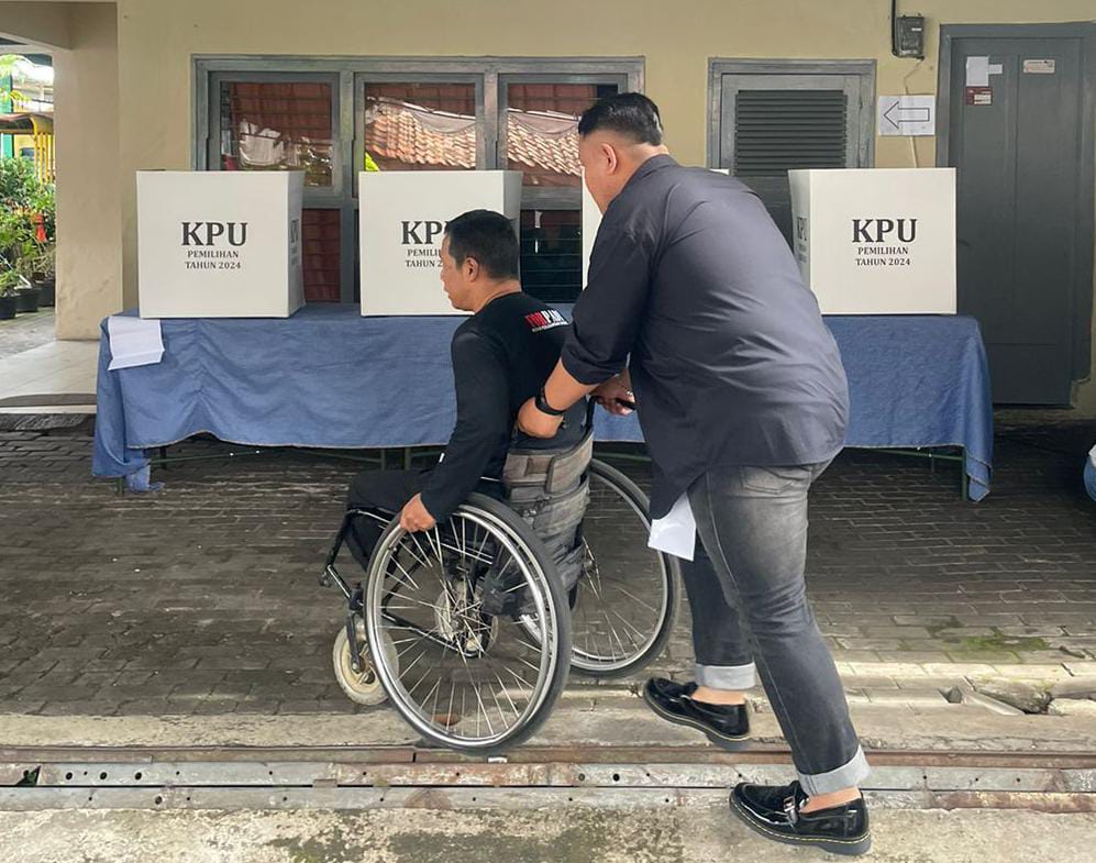 Menagih Janji: Hak Disabilitas dan Pemimpin Daerah Terpilih Pemilik suara dari kelompok disabilitas hendak mencoblos di salah satu TPS Kota Bandung, pada momen pesta demokrasi Pilkada Serentak 2024, kemarin. (Nizar/Jabar Ekspres)