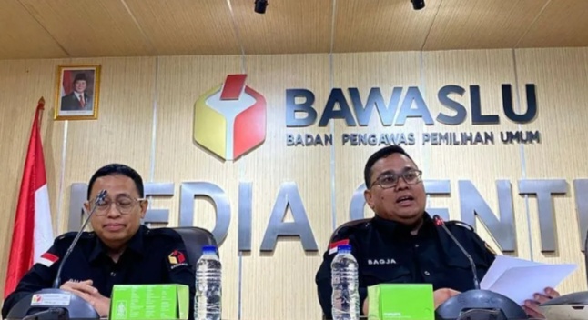 Bawaslu Lakukan Kajian Terhadap 130 Laporan Dugaan Poitik Uang di Pilkada 2024 Ketua Bawaslu RI Rahmat Bagja (kanan) dan Anggota Bawaslu RI Puadi (kiri) saat konferensi pers di Kantor Bawaslu RI, Jakarta, Rabu (27/11). (foto/ANTARA)