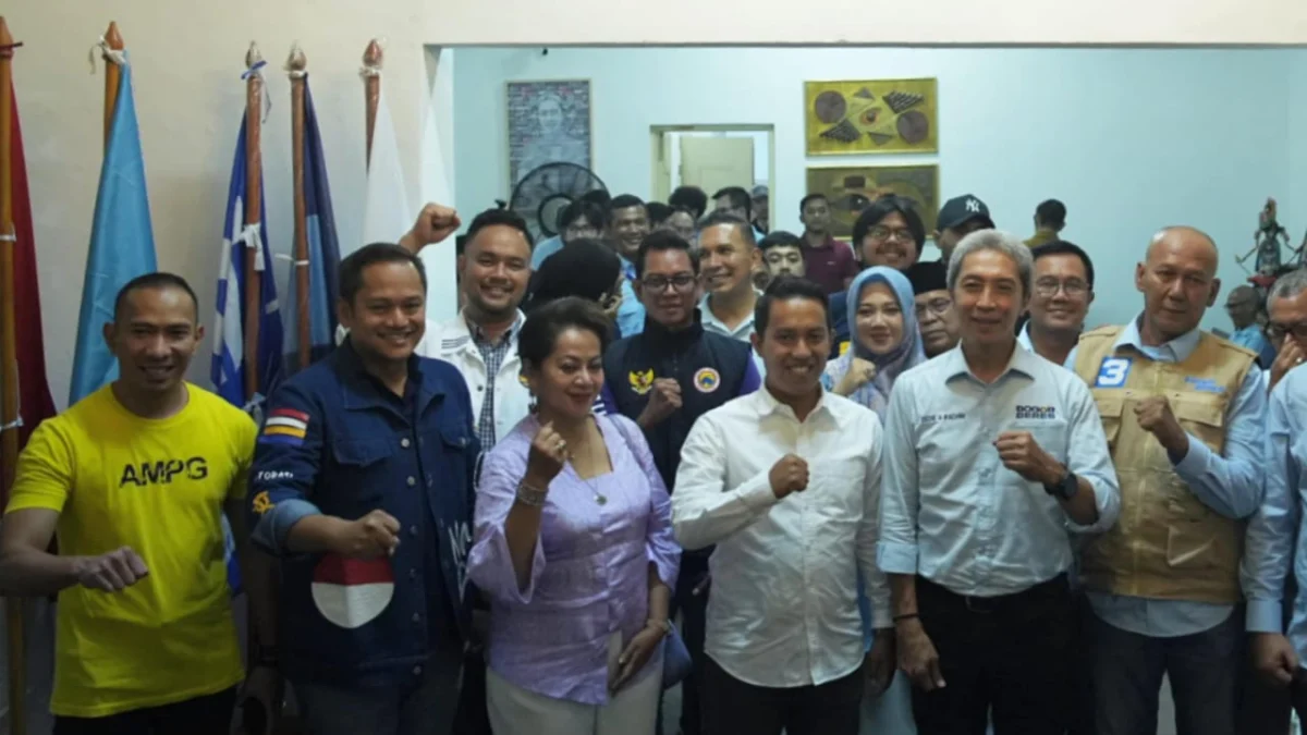 Legowo, Sendi-Melli Datangi Posko Dedie-Jenal Ucapkan Selamat atas Peluang Pimpin Kota Bogor Paslon Cawalkot Bogor nomor urut 1, Sendi Fardiansyah dan Wakilnya Melli Darsa saat menyambangi Posko Pemenangan Dedie-Jenal. (Yudha Prananda / Jabar Ekspres)