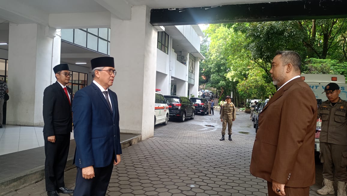 Pj Wali Kota Cimahi Serukan Dukungan Program Pemerintah di Peringatan Hari KORPRI ke-53 Pj Wali Kota Cimahi, Dicky Saromi saat Persiapan Apel Peringatan Hari Kopri ke-53 di Lapang Apel Pemkot Cimahi (mong)