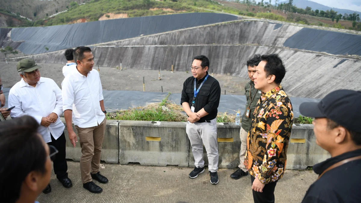 Ist. Pemprov Jabar dan Kementrian LH saat tinjau TPPAS Regional Legok Nangka. Dok. Pemprov Jabar.