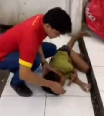 Viral Diduga Mabuk Obat, Bocah Terkapar di Minimarket Bogor Viral Diduga Mabuk Obat, Bocah Terkapar di Minimarket Bogor